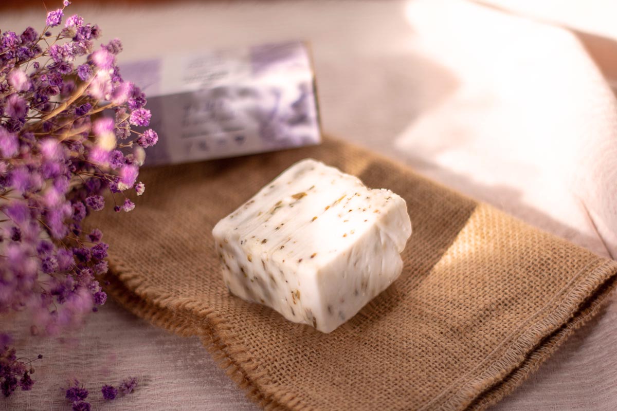 Utilizar champú sólido natural